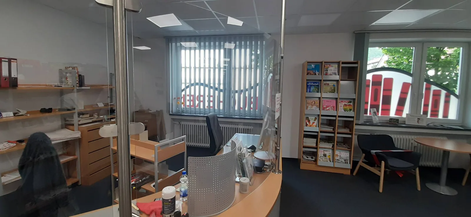 Von der Schreinerei Harder ausgebautes Bürgerbüro mit Holzmobiliar