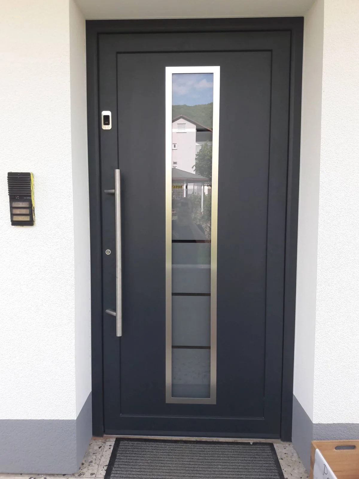 Moderne dunkle Haustür mit Glaselement, gefertigt von der Schreinerei Harder in Deggingen
