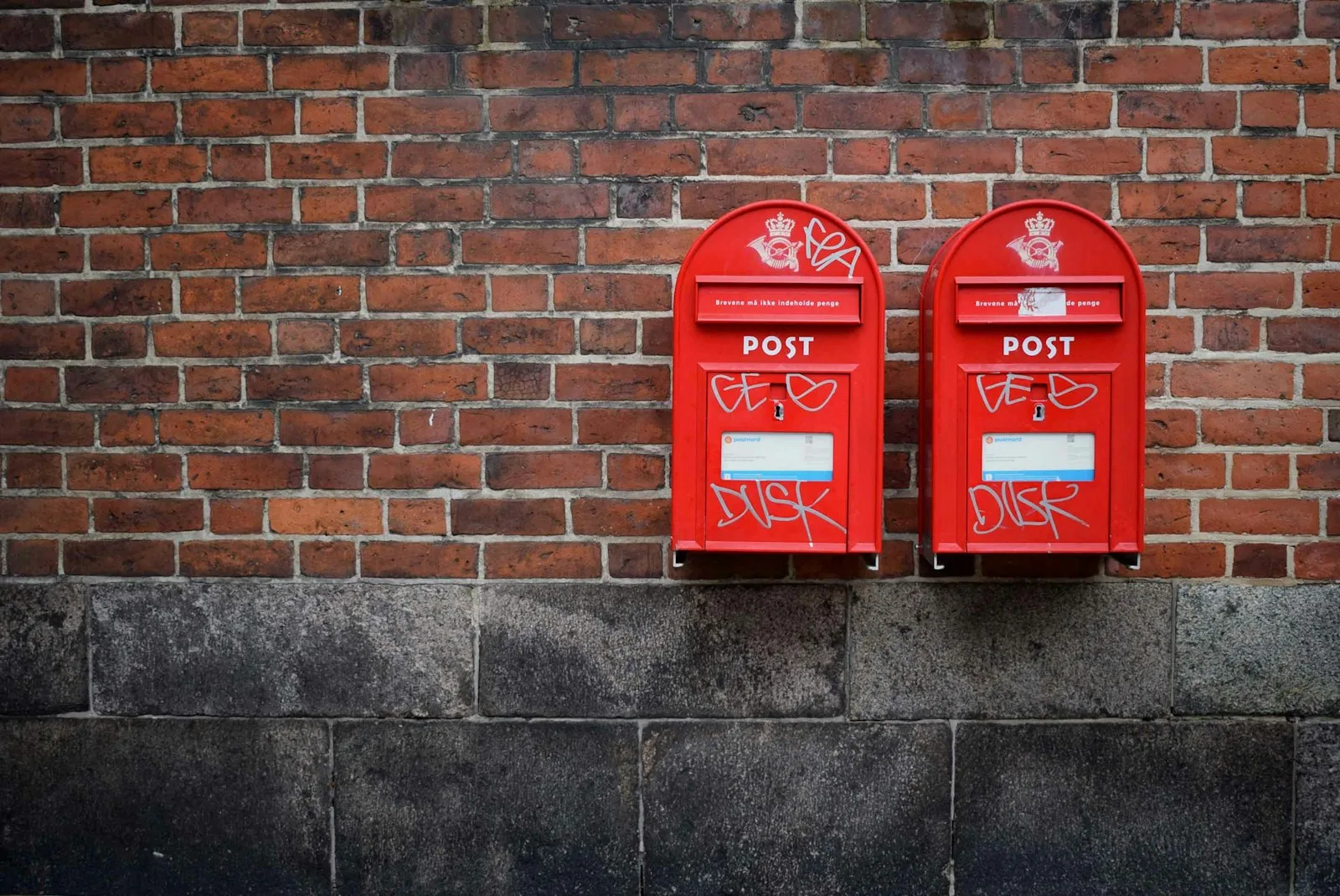 Briefkastenanlage an einer Klinkerwand