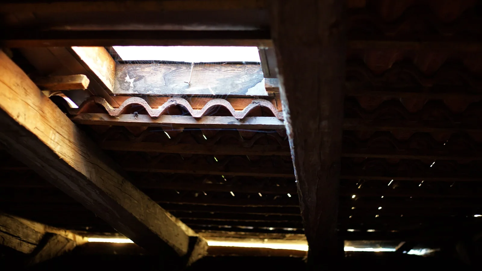 Geöffnetes Dachfenster im Dachgeschoss