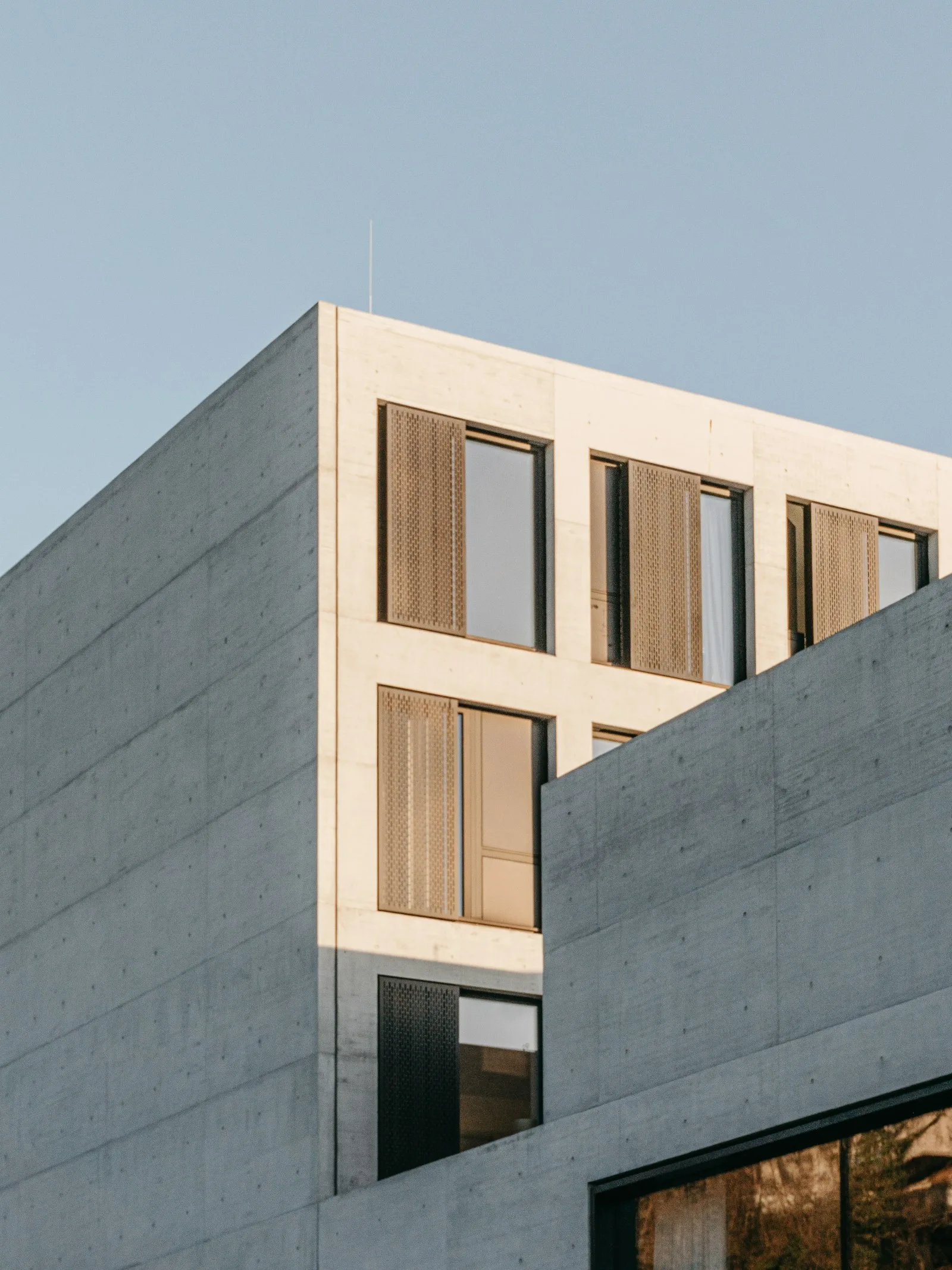 Moderne Fensterelemente mit Holzrahmen in einer zeitgenössischen Fassade