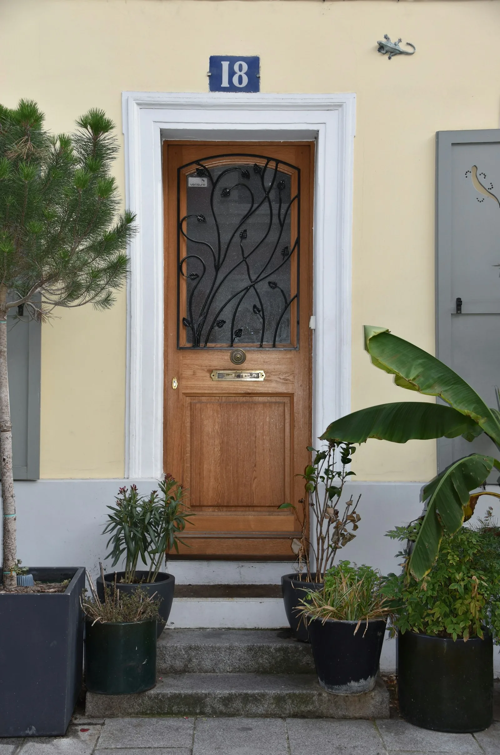 Massive Holzhaustür mit Glaseinsatz an einem Wohnhaus
