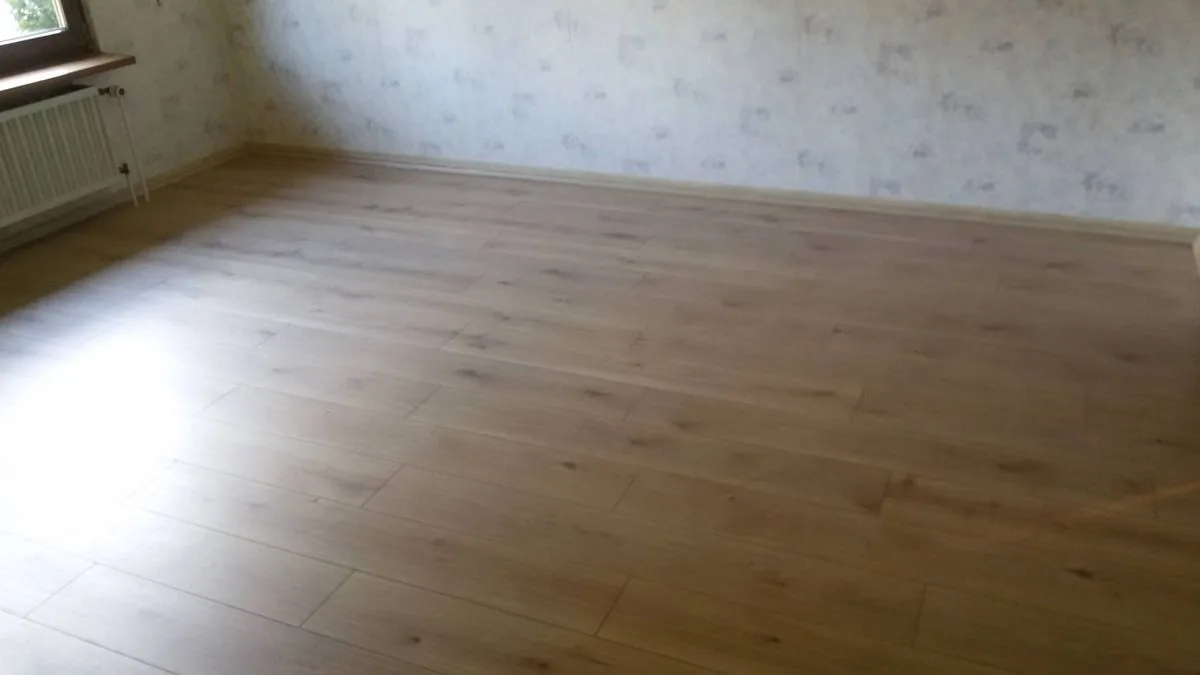 Verlegter Holzboden im Wohnraum
