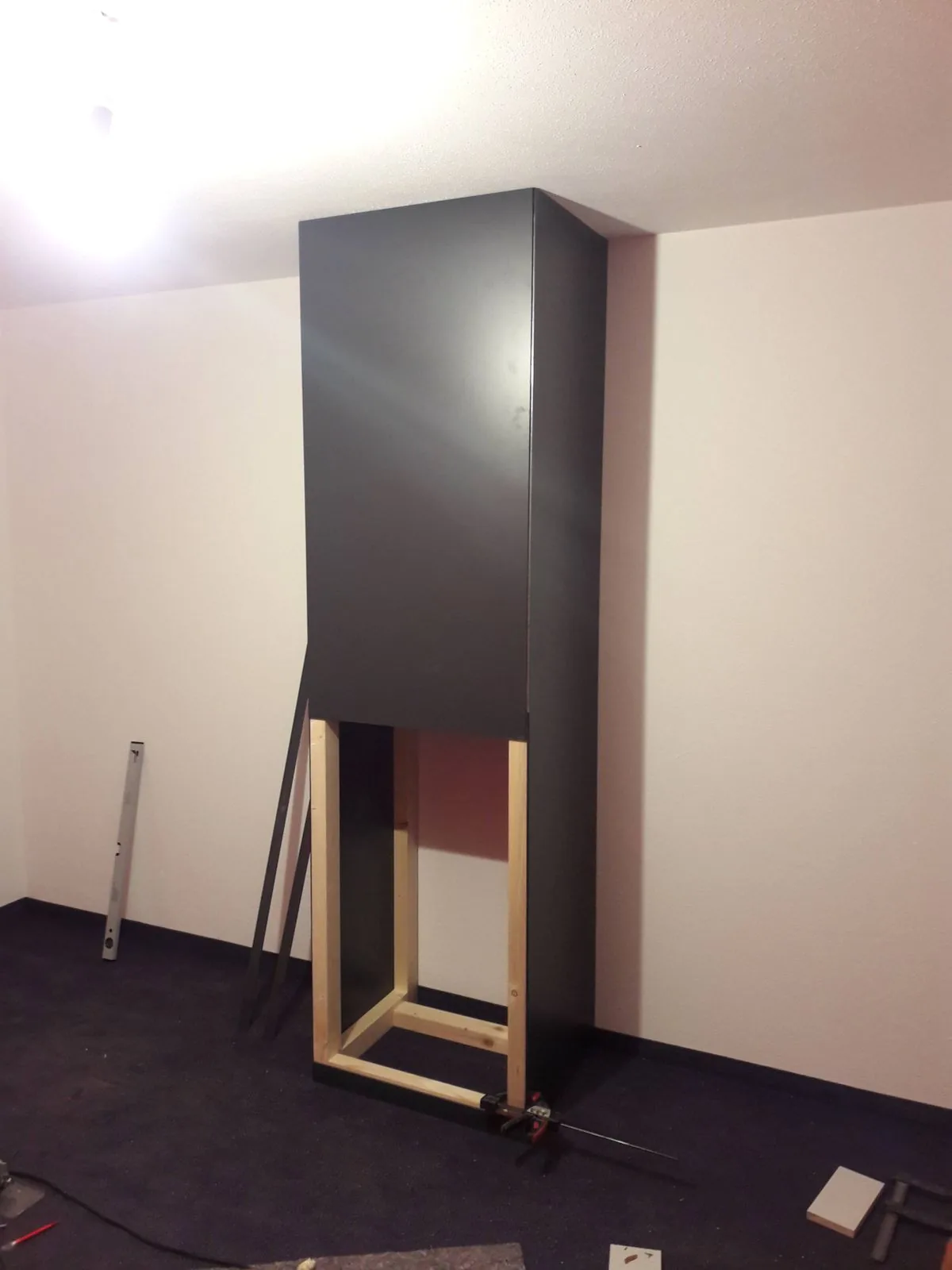 Dunkler Einbauschrank in Sonderhöhe