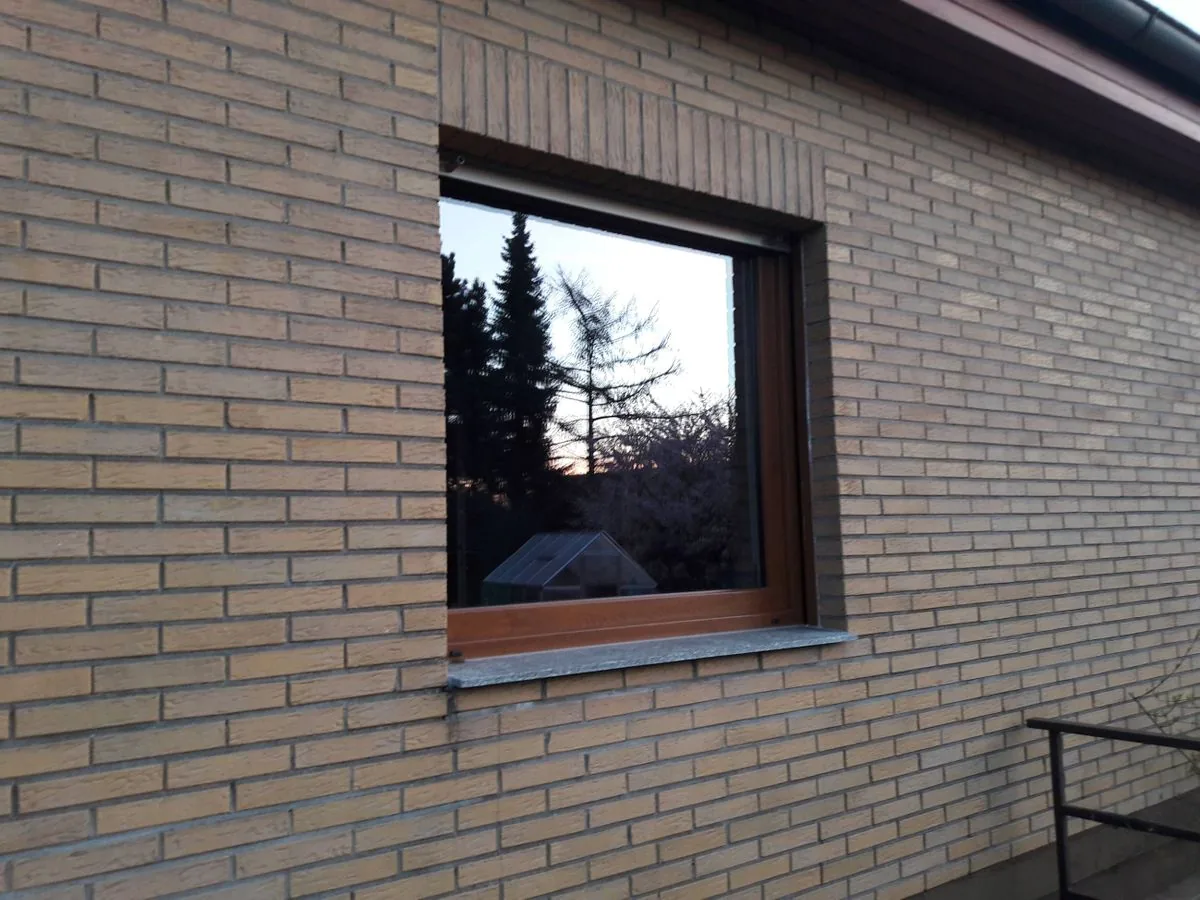 Holzfenster in Klinkerfassade