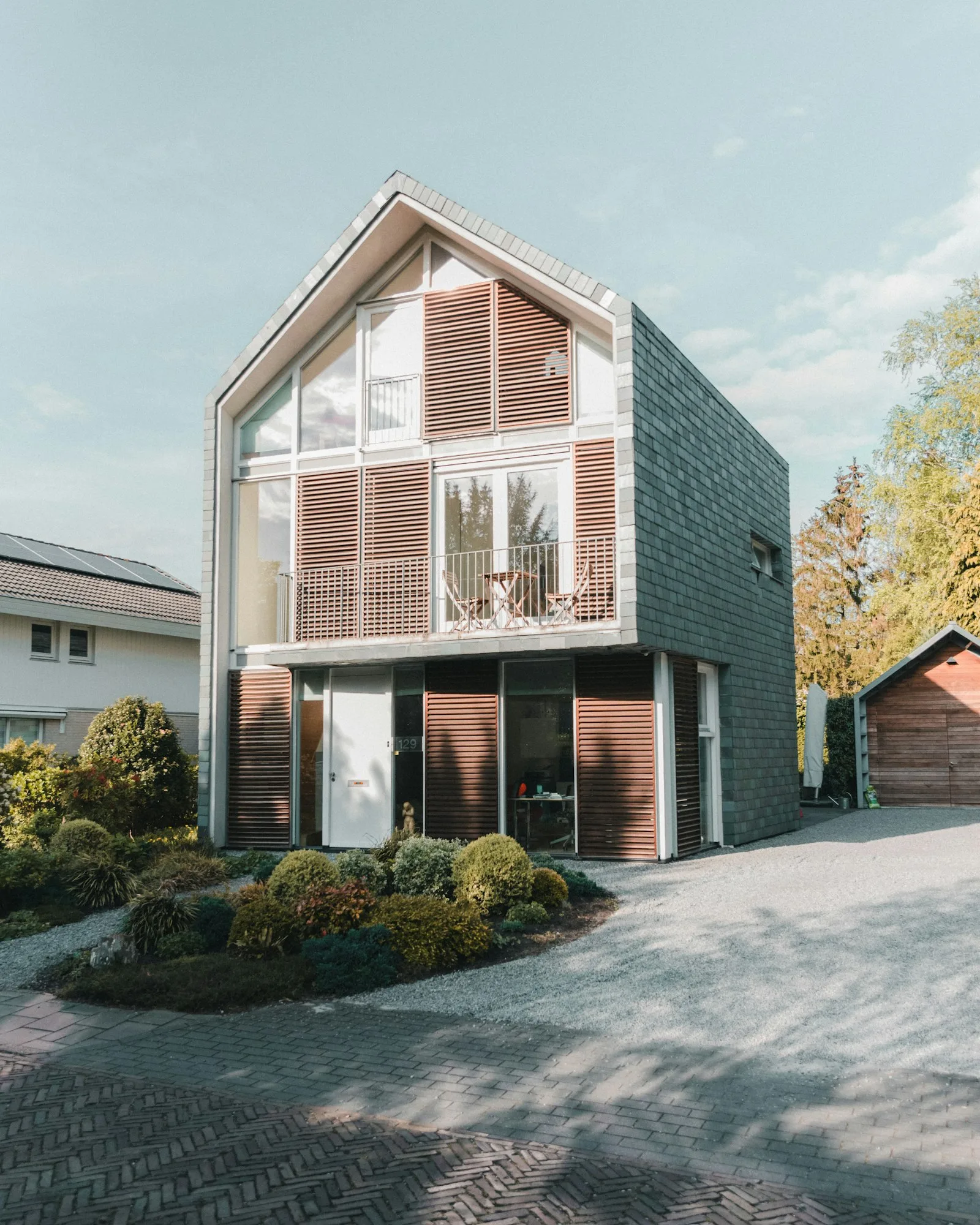 Wohnhaus mit großflächigen Holzfenstern