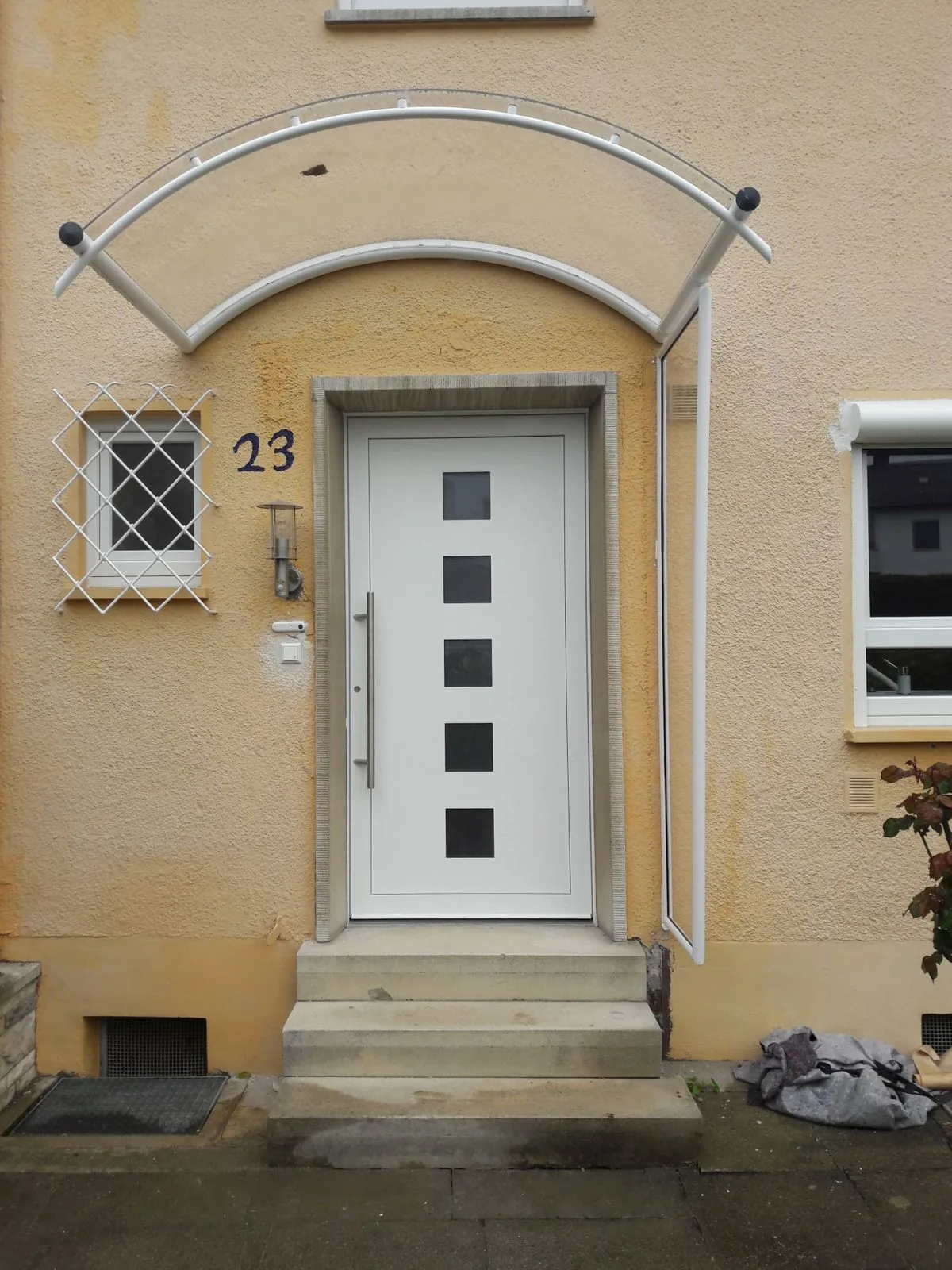 Weiße Haustür mit Kassettenglas