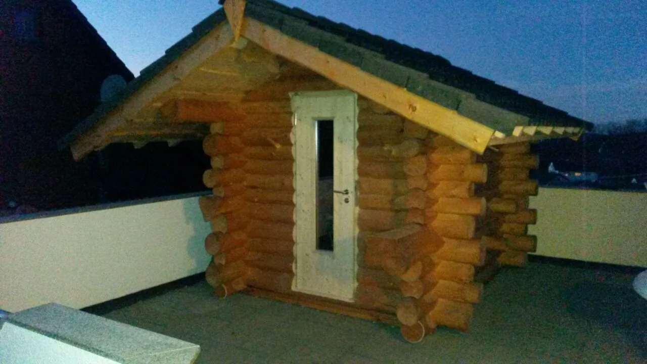 Holzhütte mit Fenster und Tür