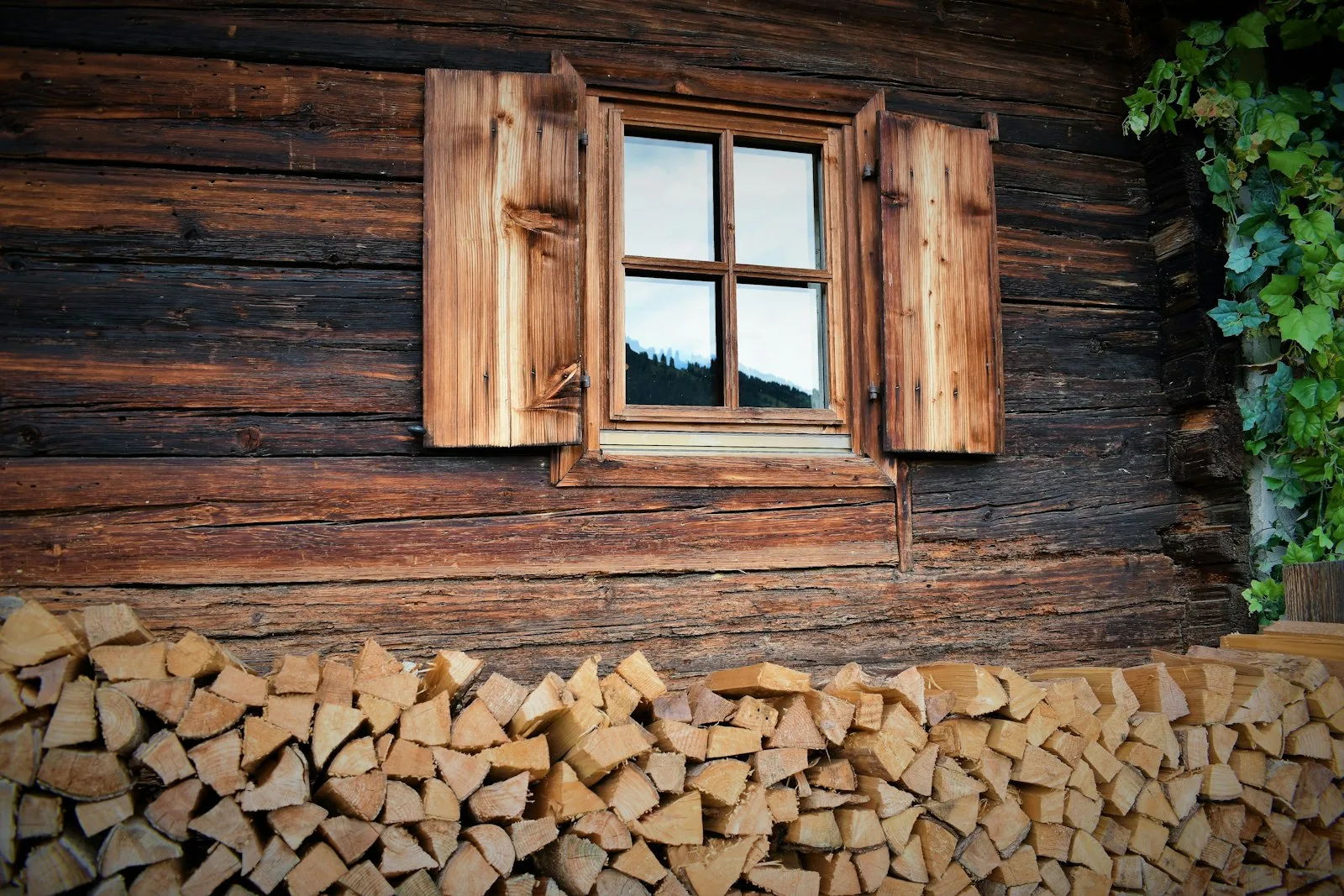 Holzfenster mit Klappläden am Altbau