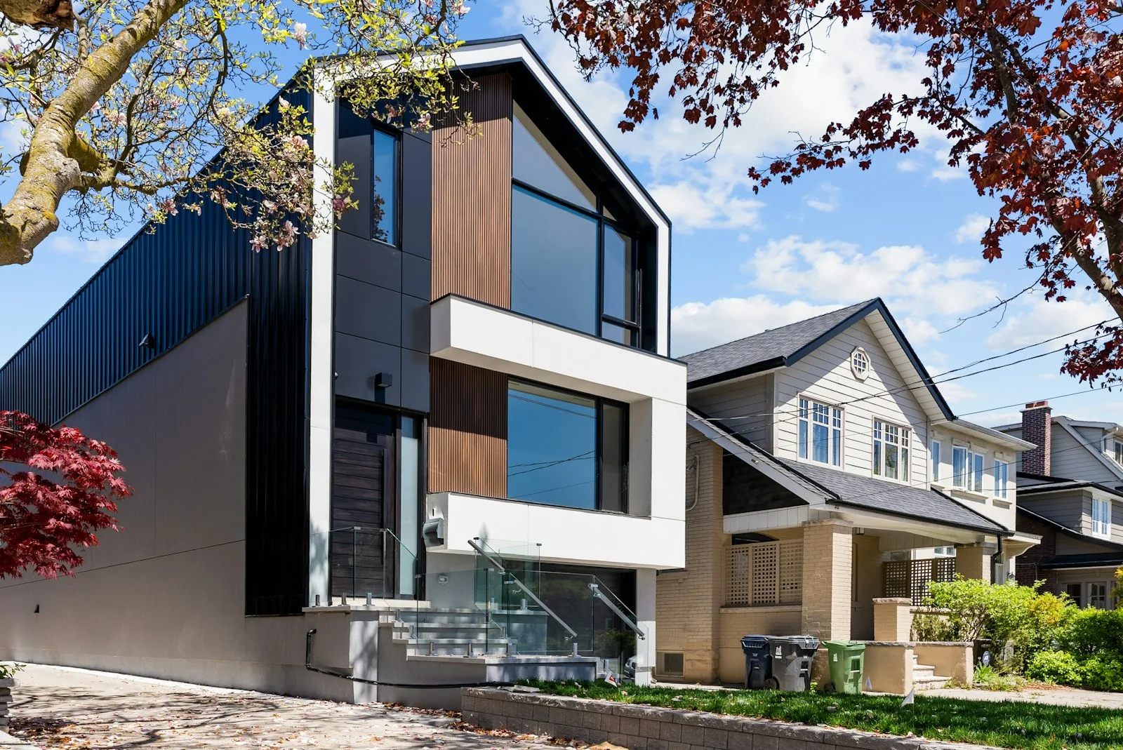 Modernes Wohnhaus mit Holzfassade